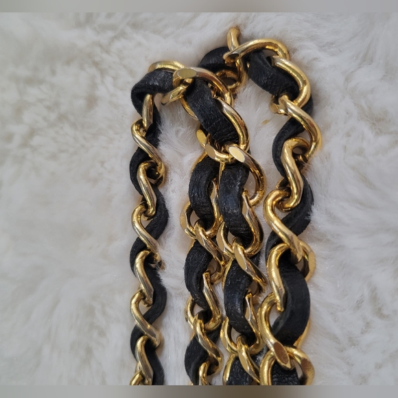CHANEL 1982 Vintage Medallion Black Leather Chain Belt - Picture 11 of 13